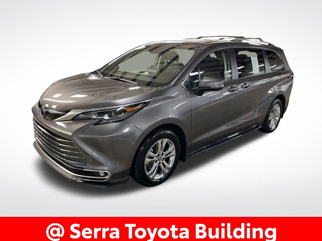 2024 Toyota Sienna Platinum's photo
