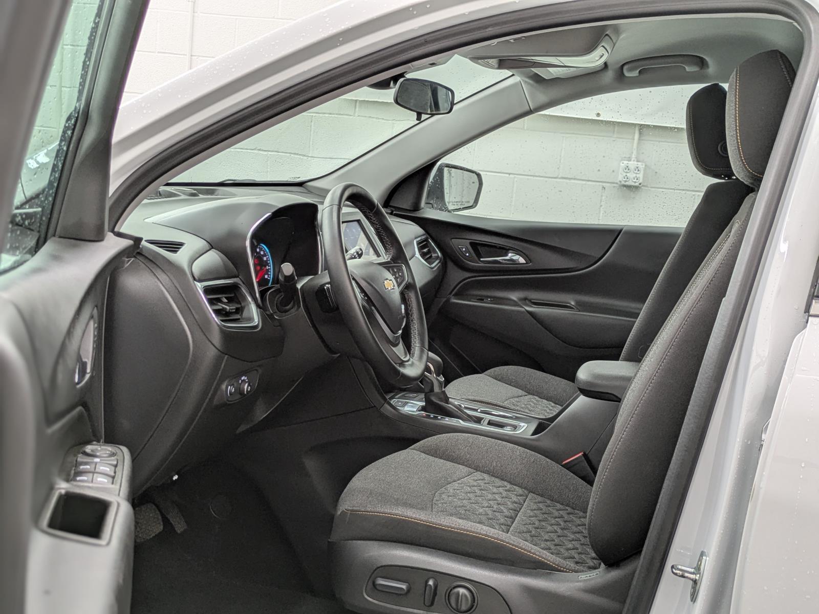 2023 Chevrolet Equinox LT photo 3