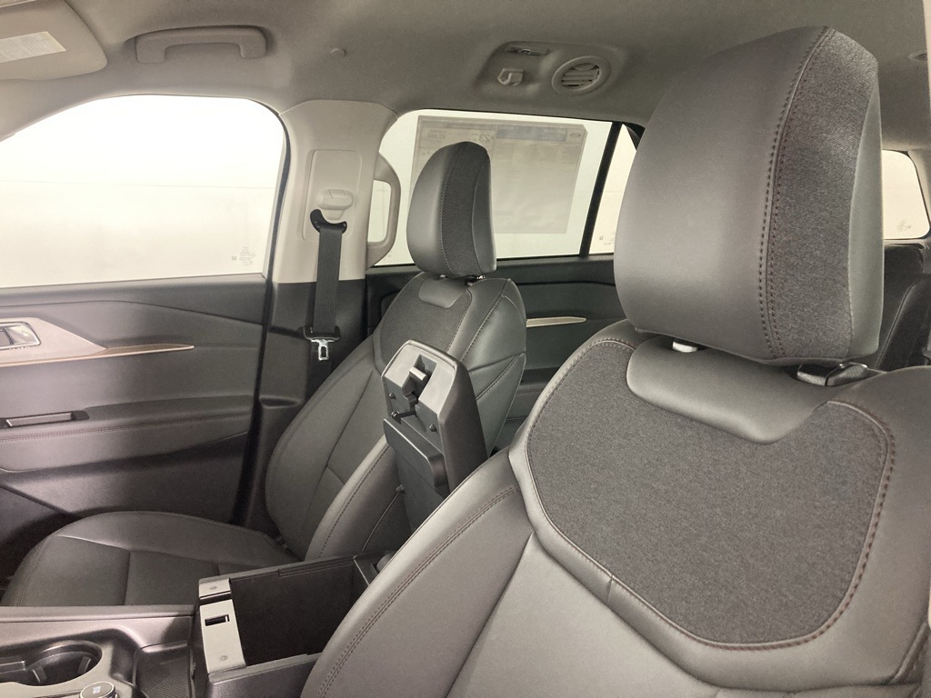 2025 Ford Explorer photo 4