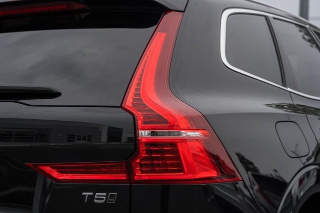 2019 Volvo XC60 T5 Momentum photo 8