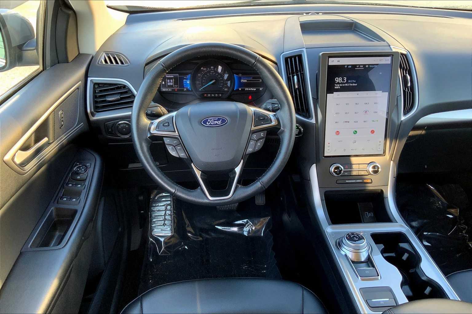 2024 Ford Edge SEL photo 5