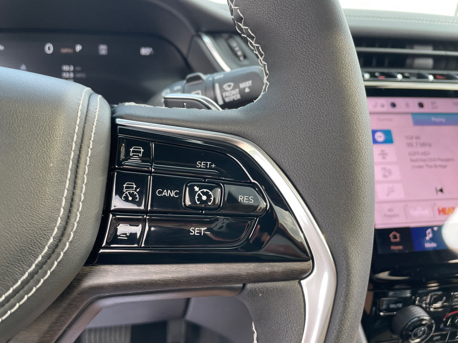 2025 Jeep Grand Cherokee Overland photo 24