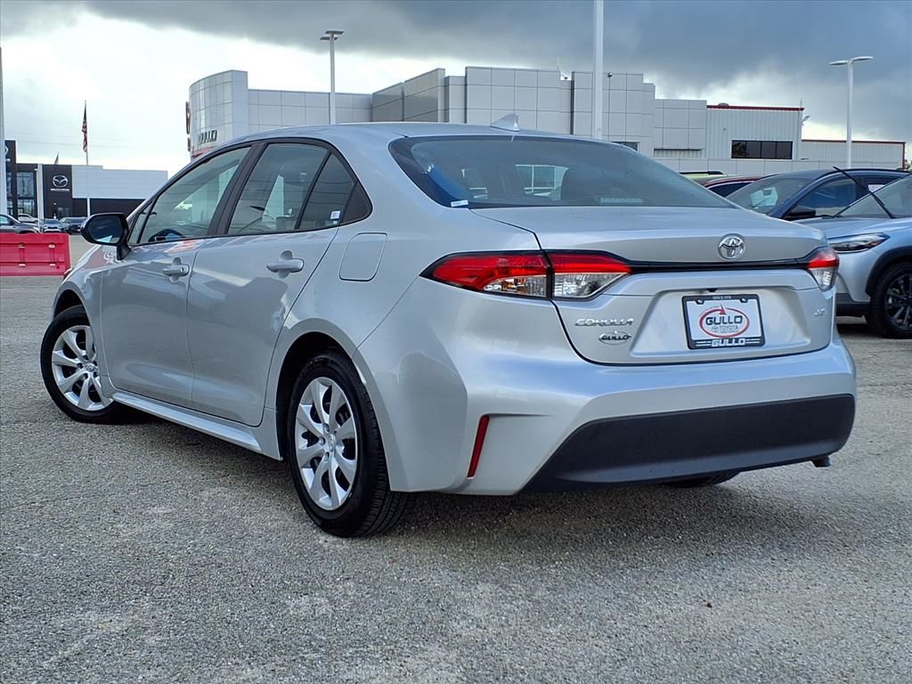 2025 Toyota Corolla LE photo 3