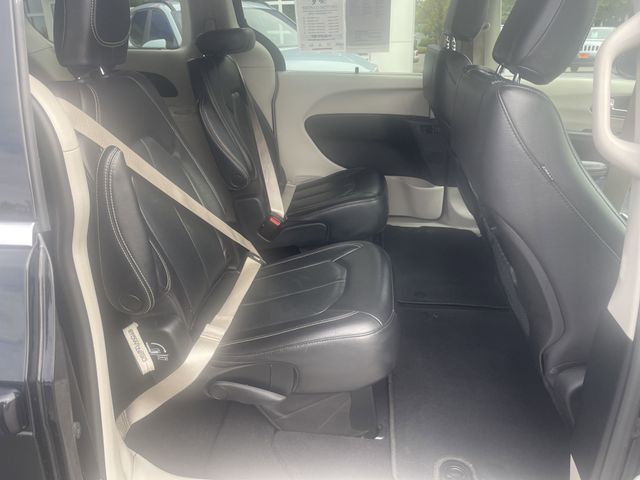 2022 Chrysler Pacifica Touring L photo 9