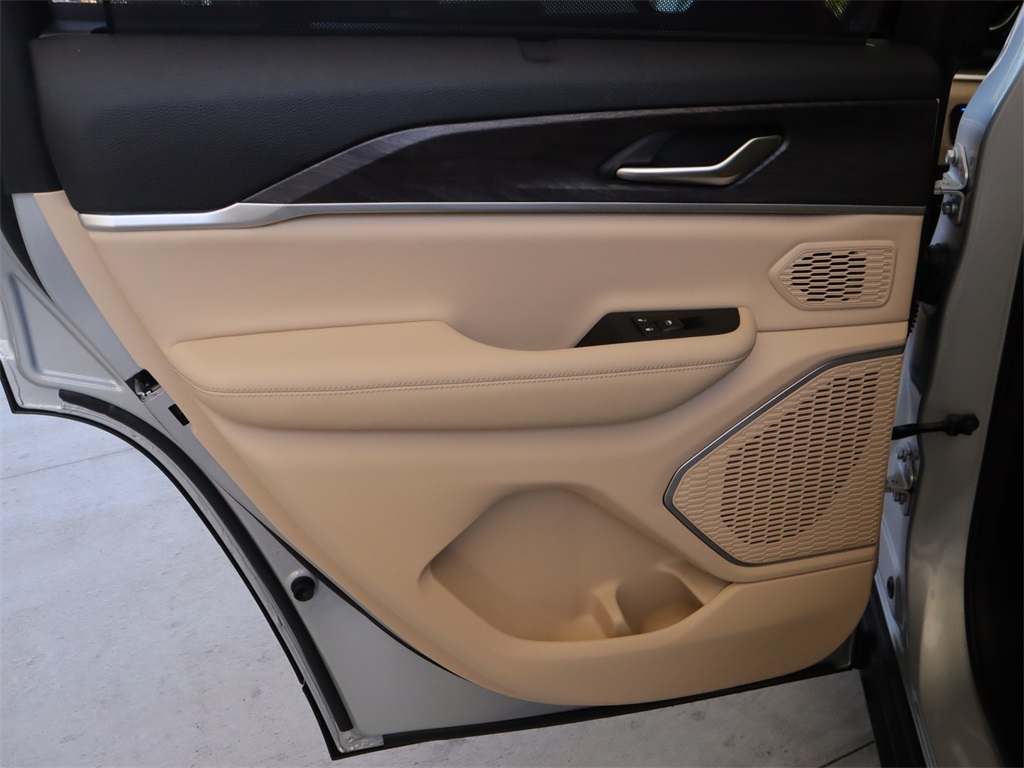2023 Jeep Grand Cherokee Overland photo 25