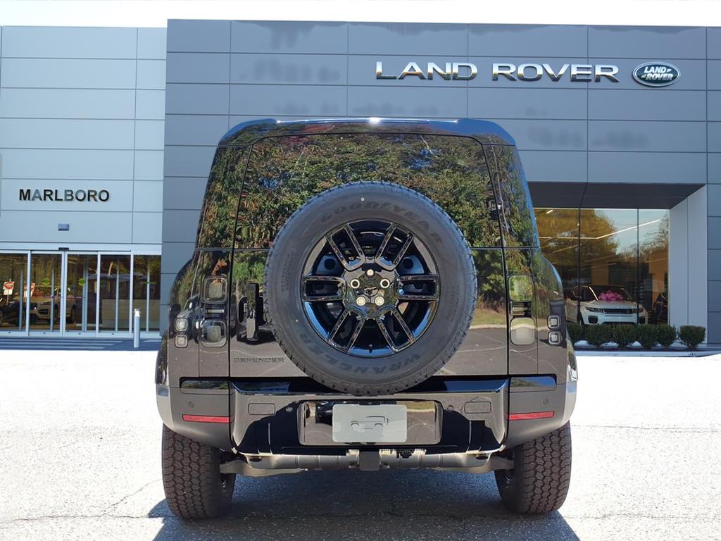 2026 Land Rover Defender 110 photo 4