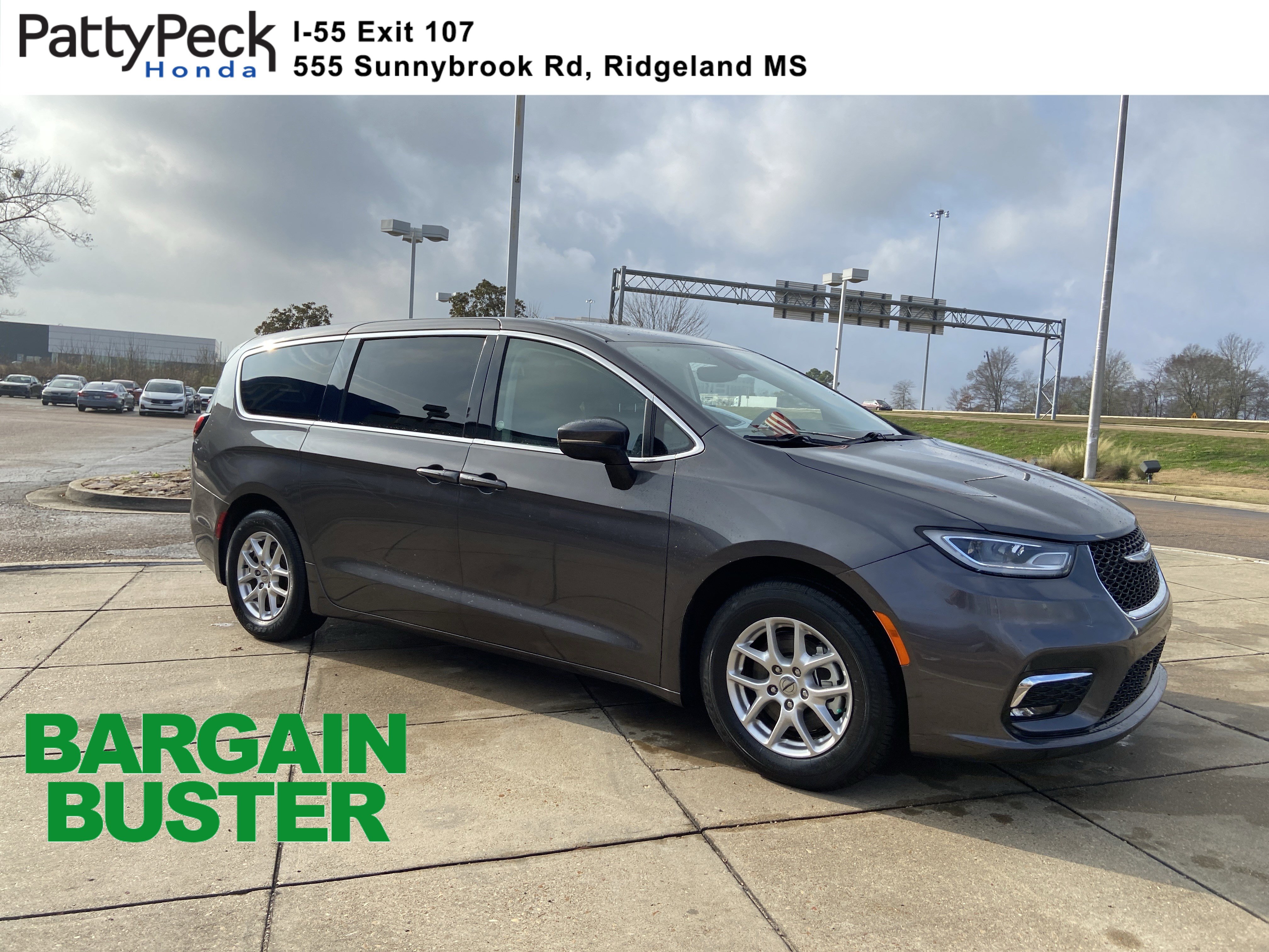 2023 Chrysler Pacifica Touring L's photo