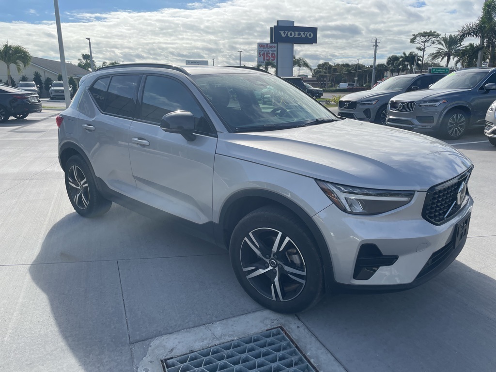 2024 Volvo XC40 Core's photo