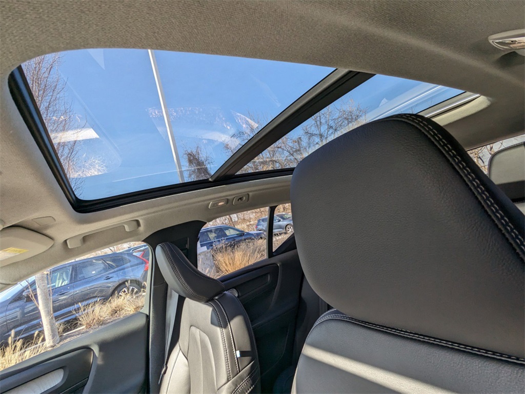 2025 Volvo XC40 Plus photo 11
