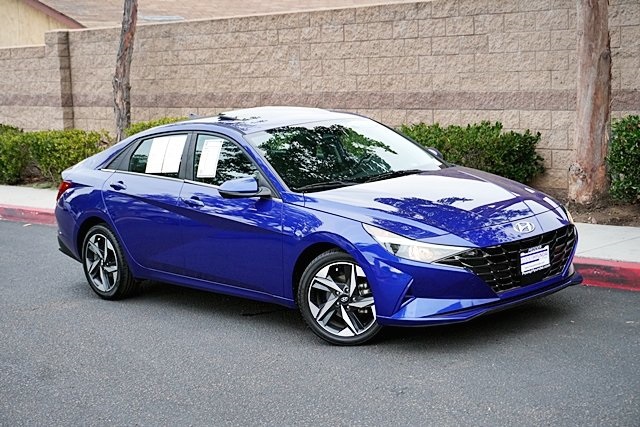 2022 Hyundai Elantra SEL photo 2