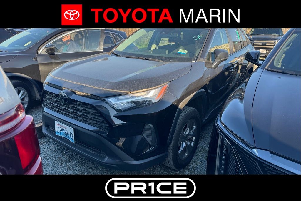 2025 Toyota RAV4 LE's photo