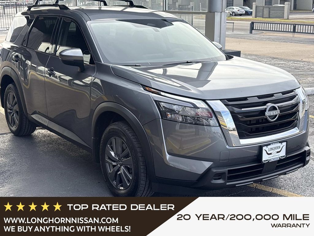 2025 Nissan Pathfinder SV's photo