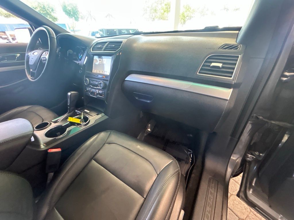 2017 Ford Explorer XLT photo 21