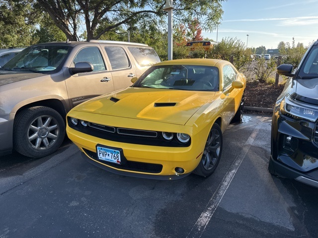 2017 Dodge Challenger SXT photo 2