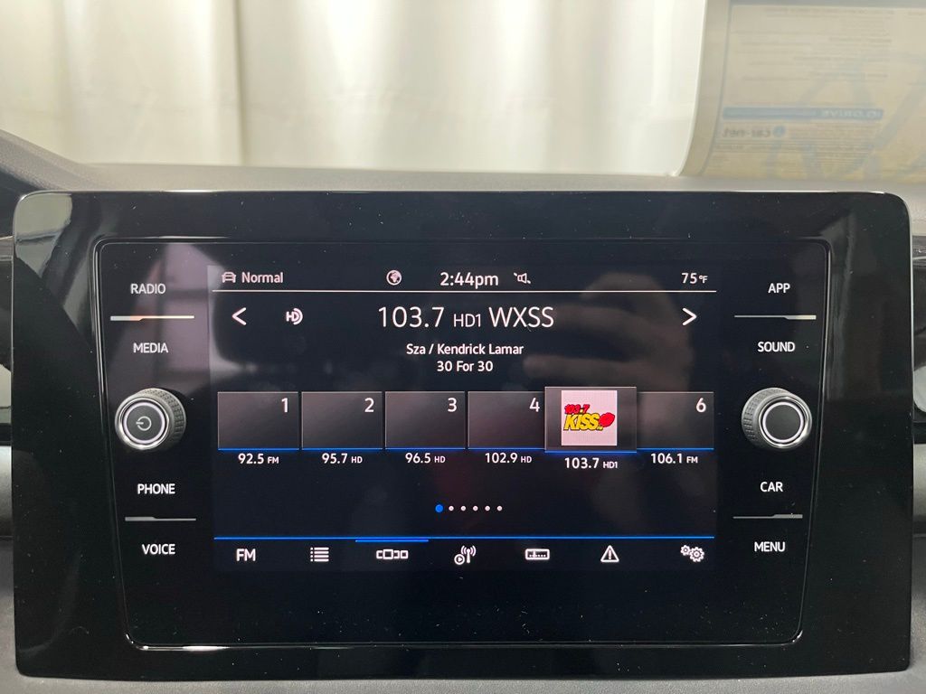 2025 Volkswagen Taos SE photo 16