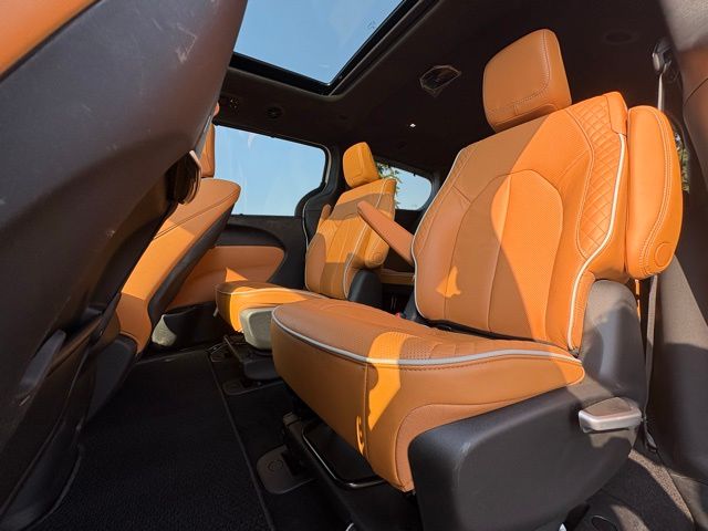 2023 Chrysler Pacifica Hybrid Pinnacle photo 26