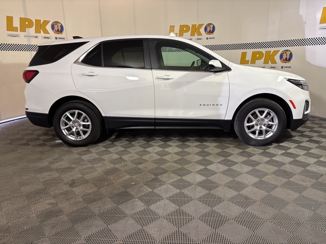 2024 Chevrolet Equinox LT photo 2