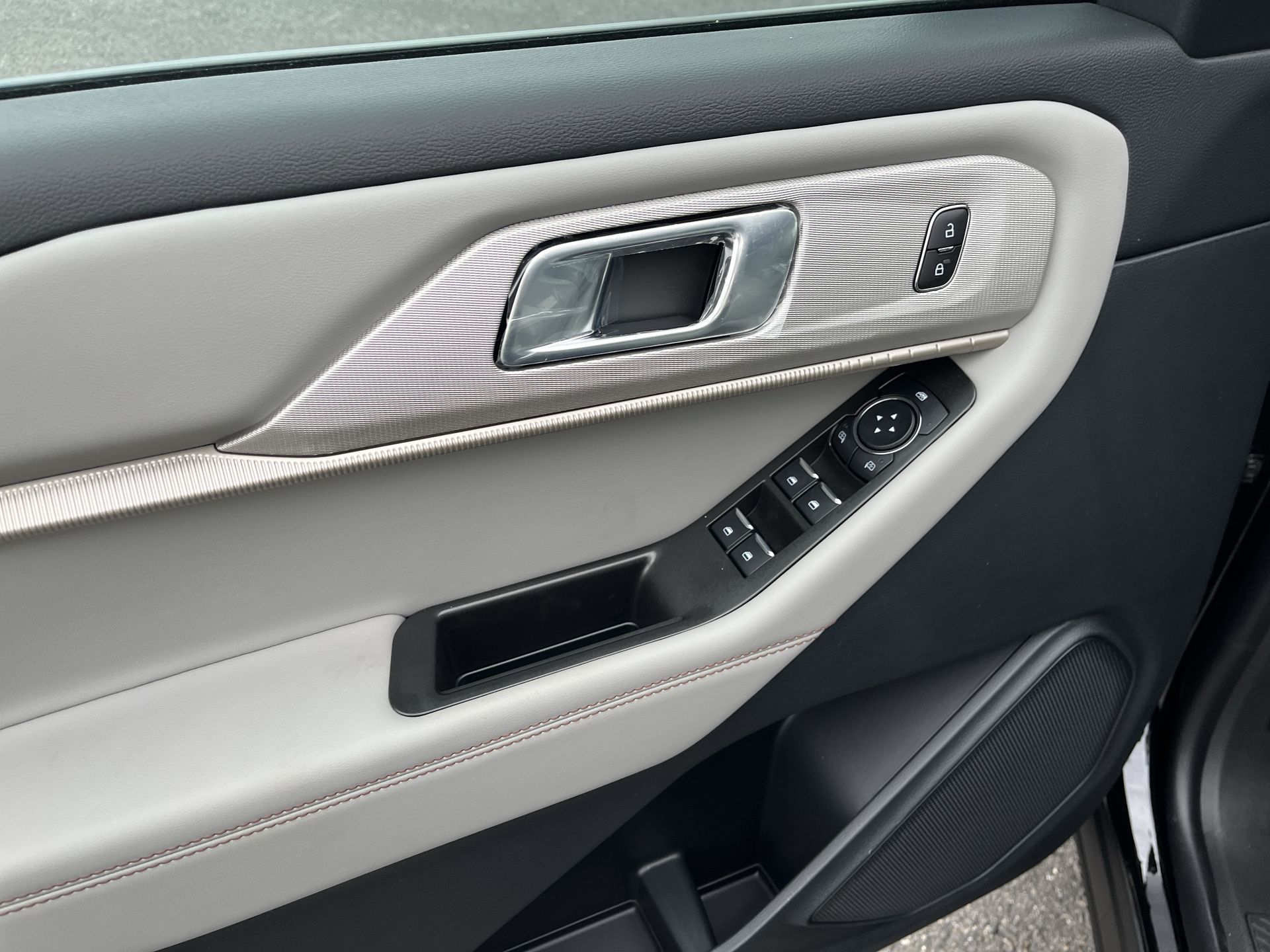 2026 Ford Explorer photo 4