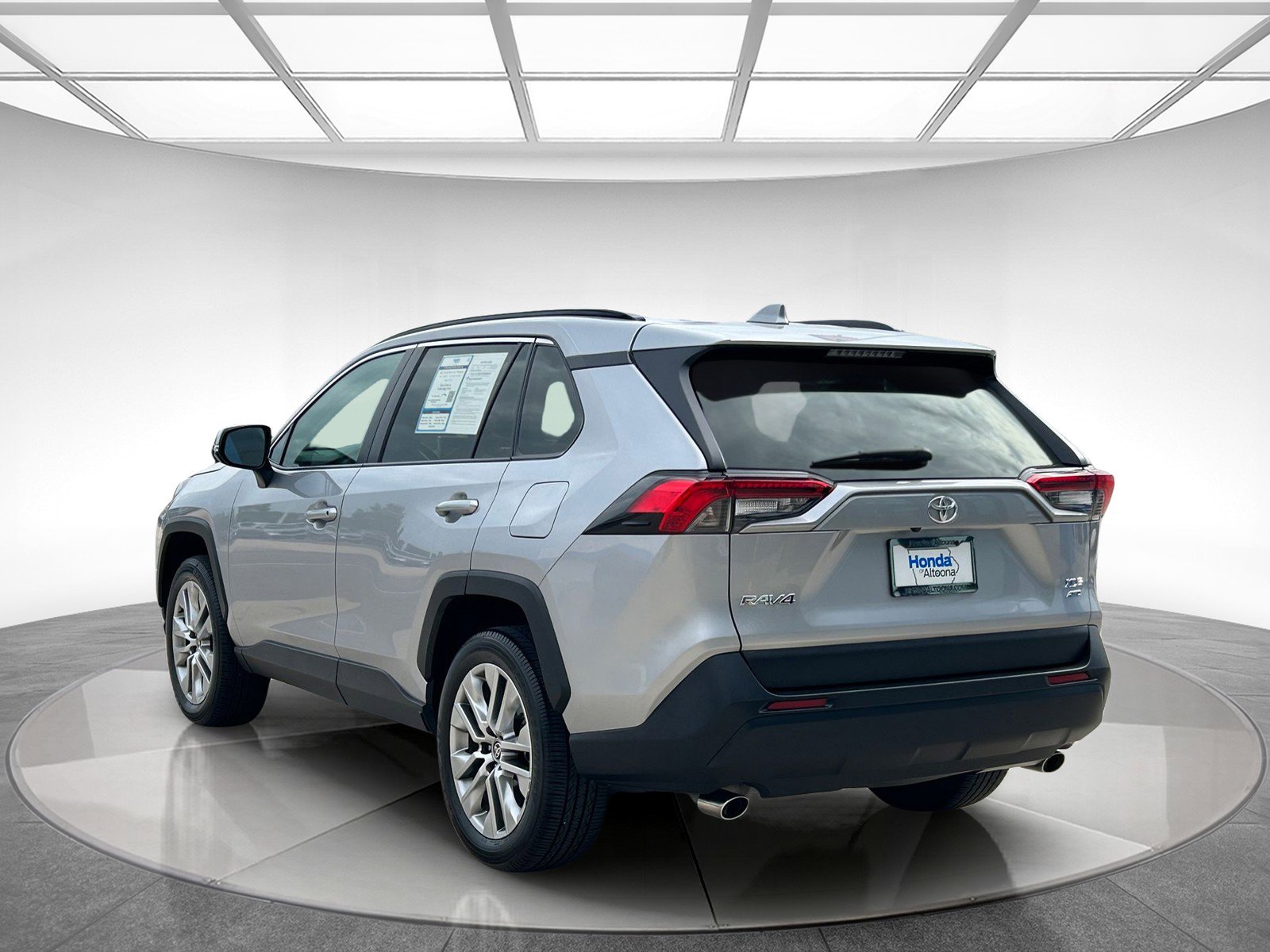 2022 Toyota RAV4 XLE Premium photo 3