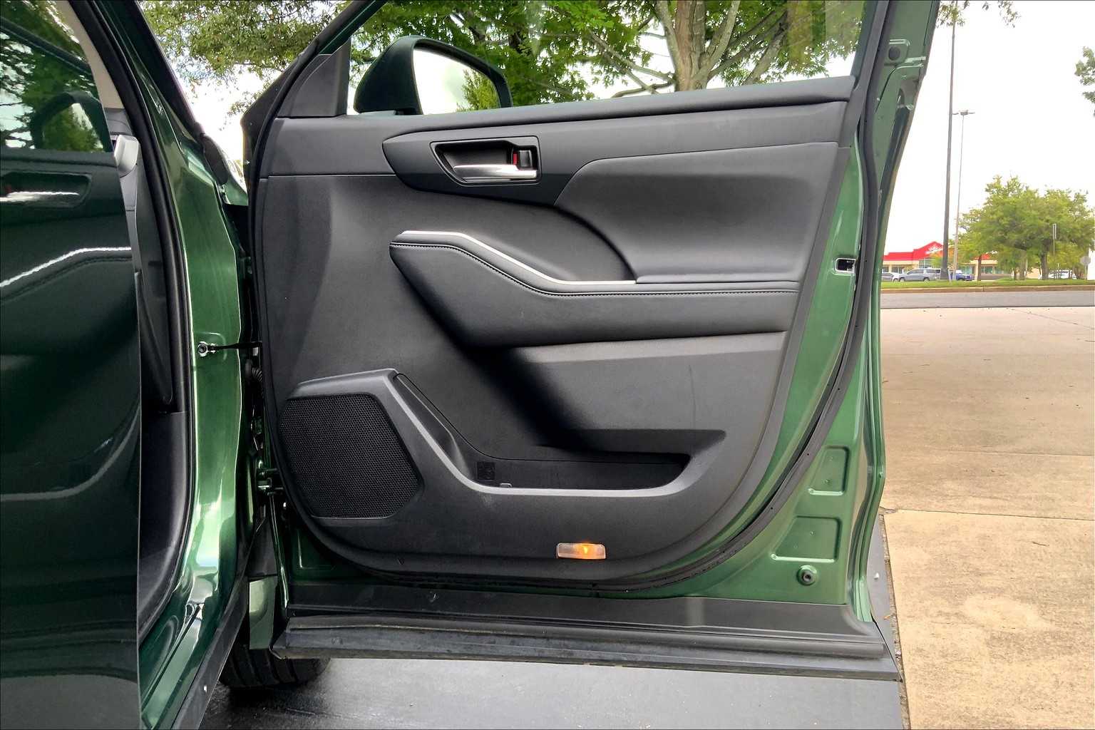 2024 Toyota Highlander XLE photo 21