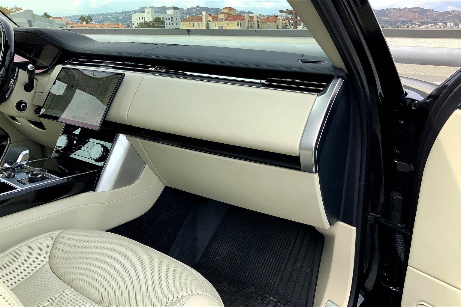 2023 Land Rover Range Rover SE photo 17