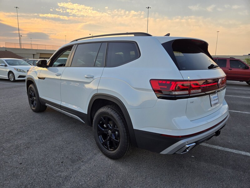 2025 Volkswagen Atlas Peak Edition SE photo 2