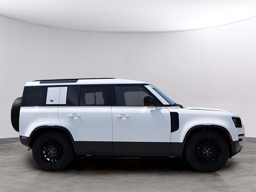 2024 Land Rover Defender 110 S photo 4