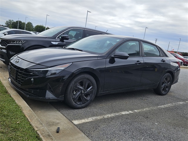 2021 Hyundai Elantra SEL photo 2
