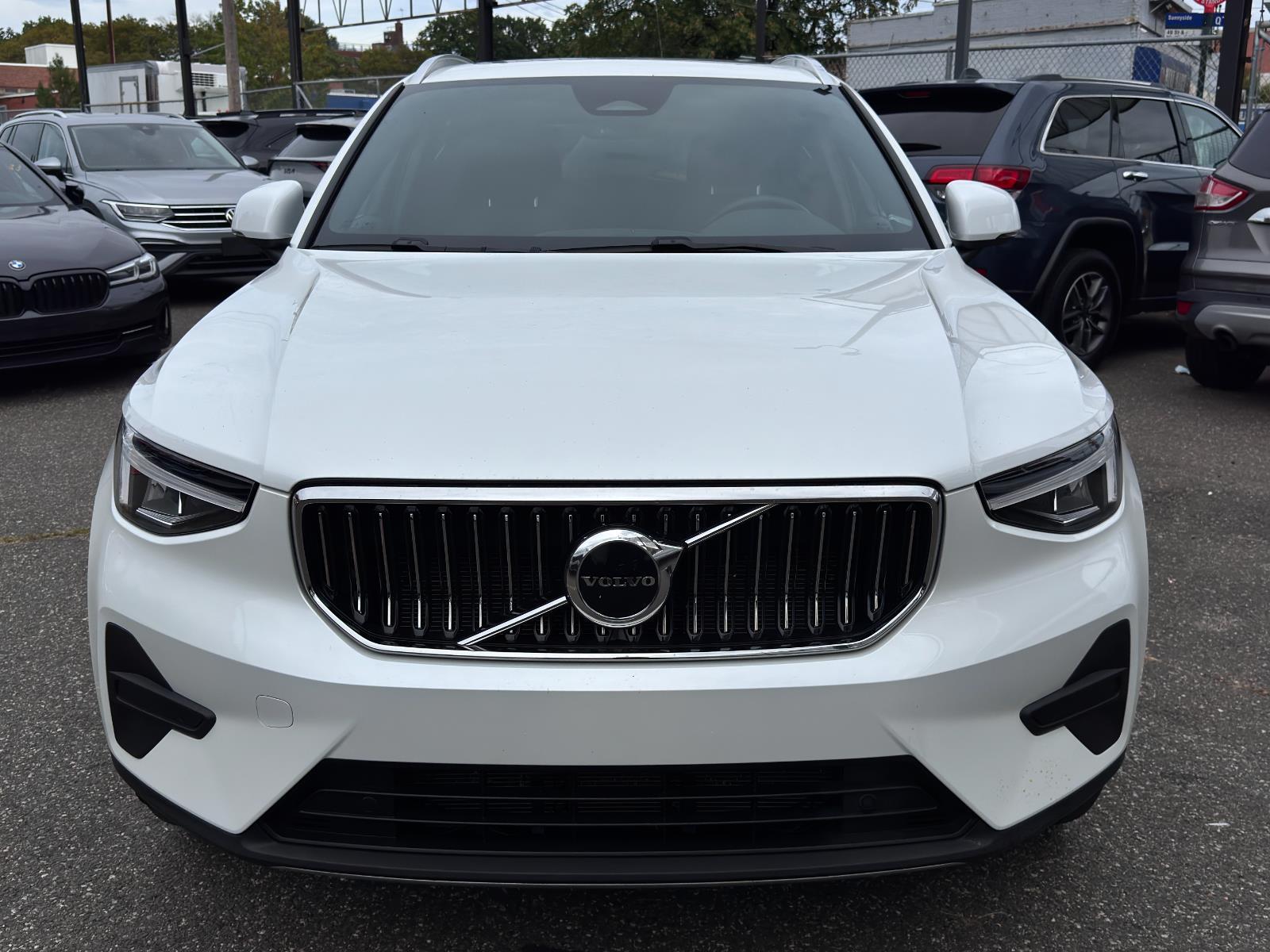 2025 Volvo XC40 Core photo 2