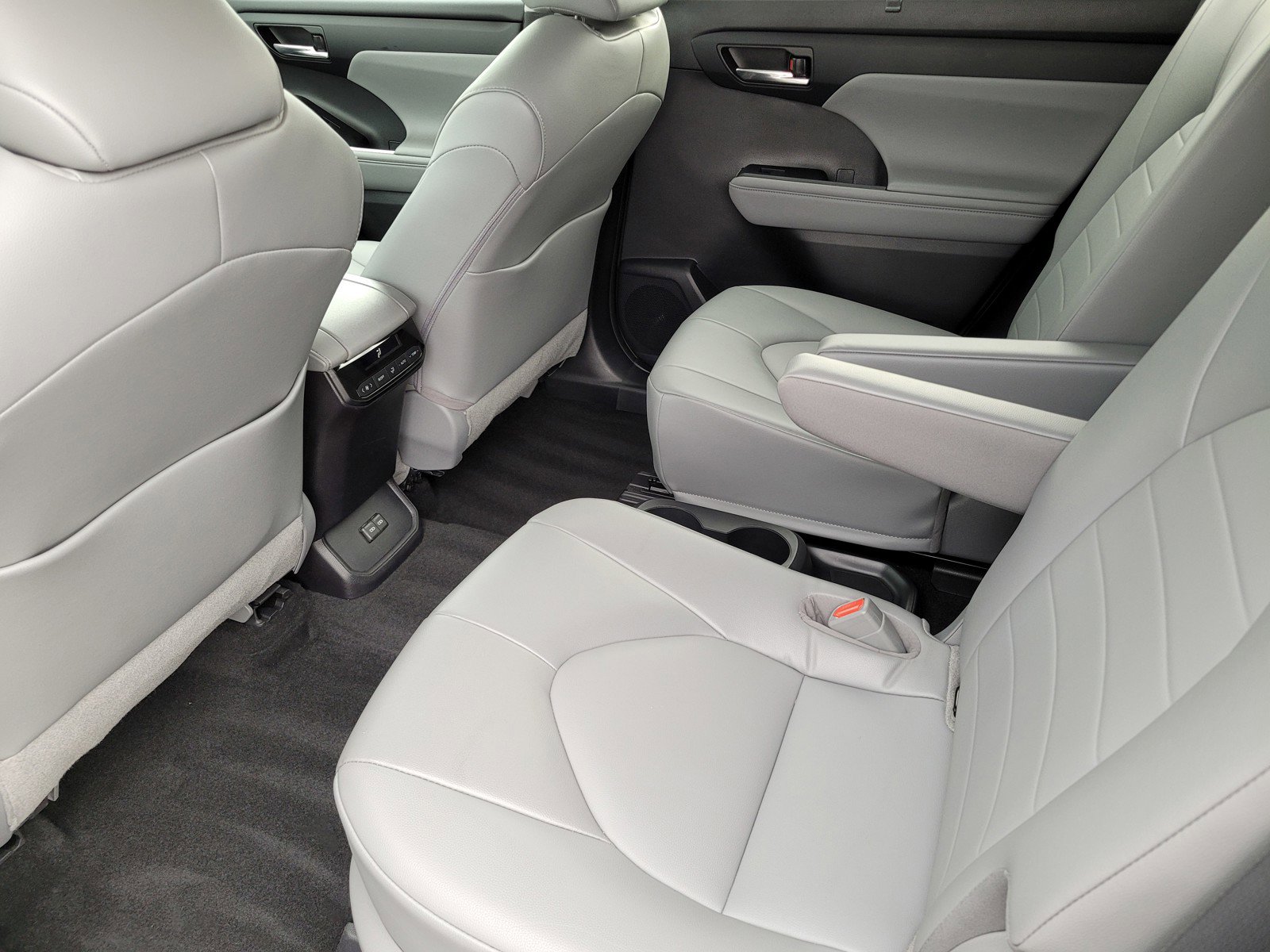 2022 Toyota Highlander XLE photo 10
