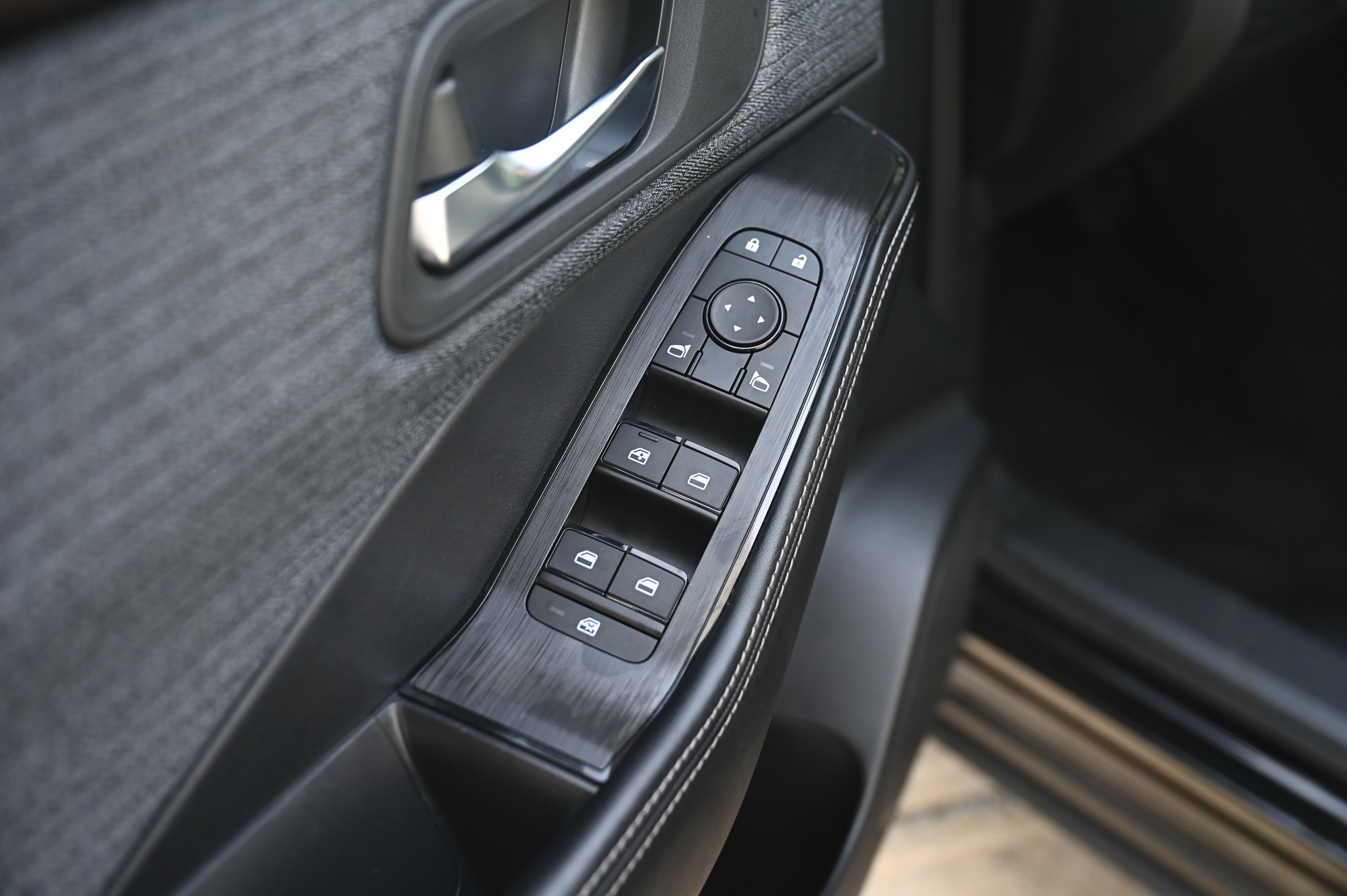 2023 Nissan Rogue SV photo 10