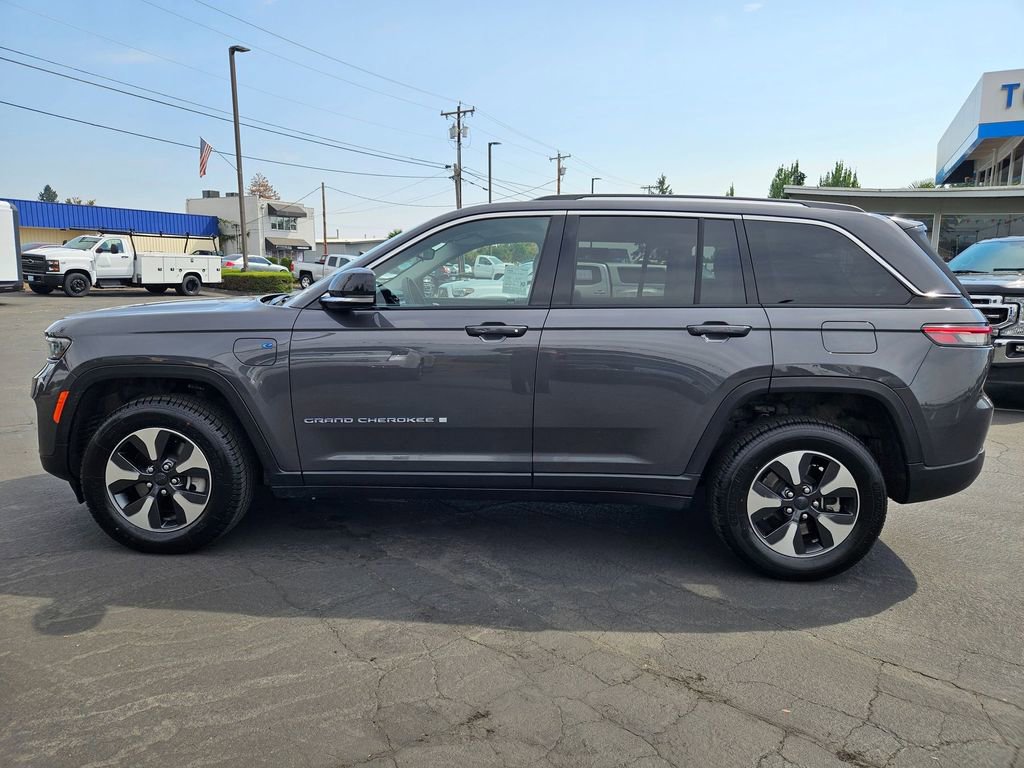2023 Jeep Cherokee Base photo 3