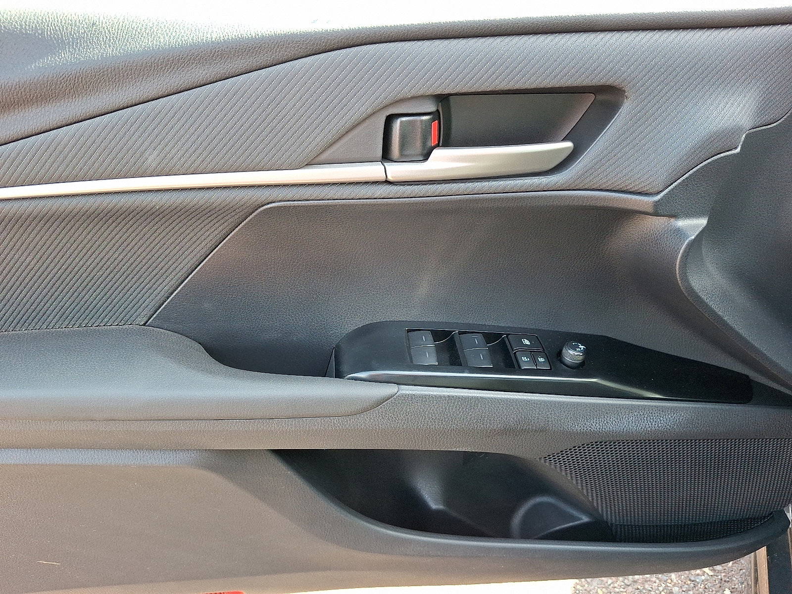 2025 Toyota Camry SE photo 9