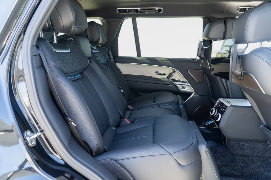 2025 Land Rover Range Rover SV photo 22
