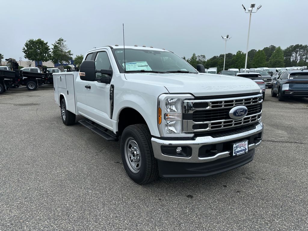 2025 Ford F-350 Super Duty Chassis Cab XL's photo