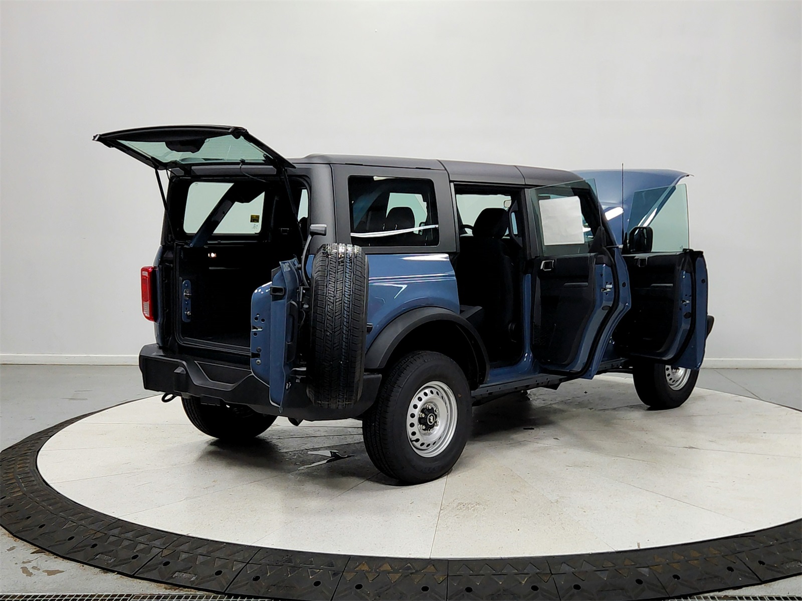 2025 Ford Bronco Base photo 15