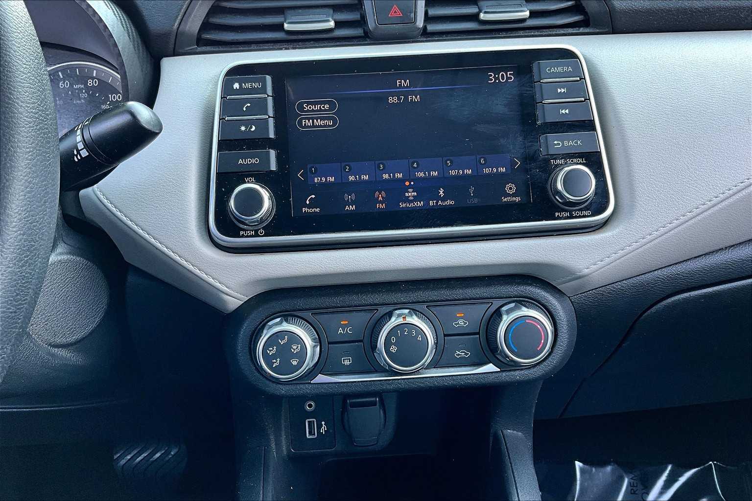 2021 Nissan Versa SV photo 6
