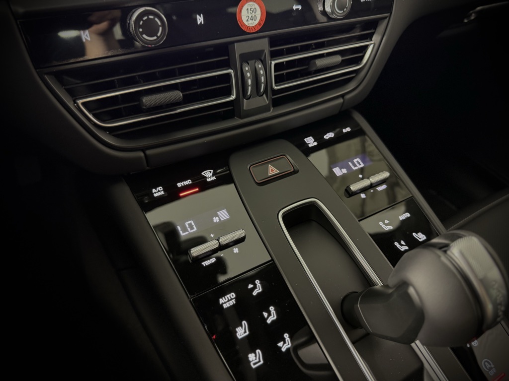 2025 Porsche Macan T photo 26