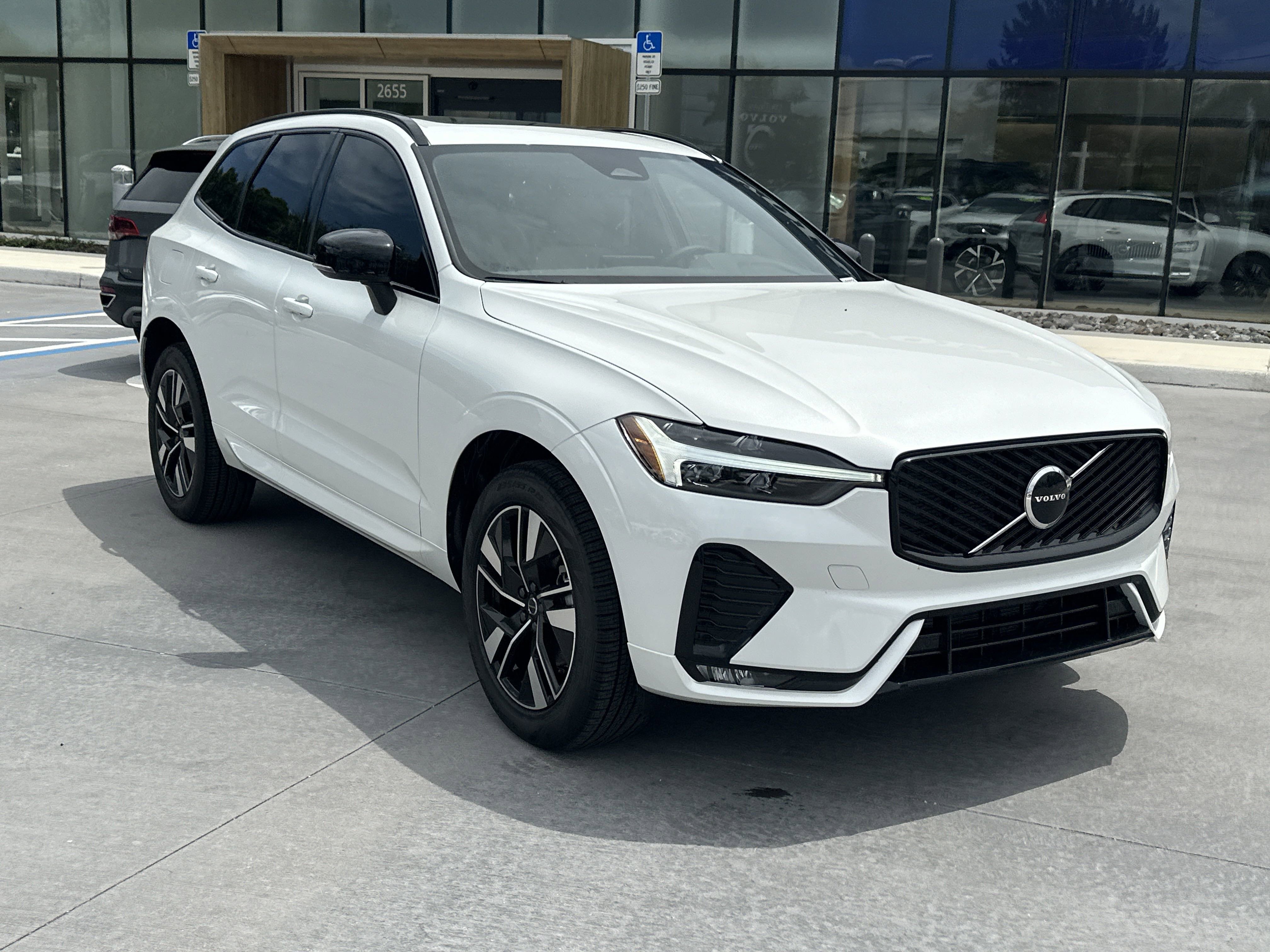 2026 Volvo XC60 B5 Core photo 3