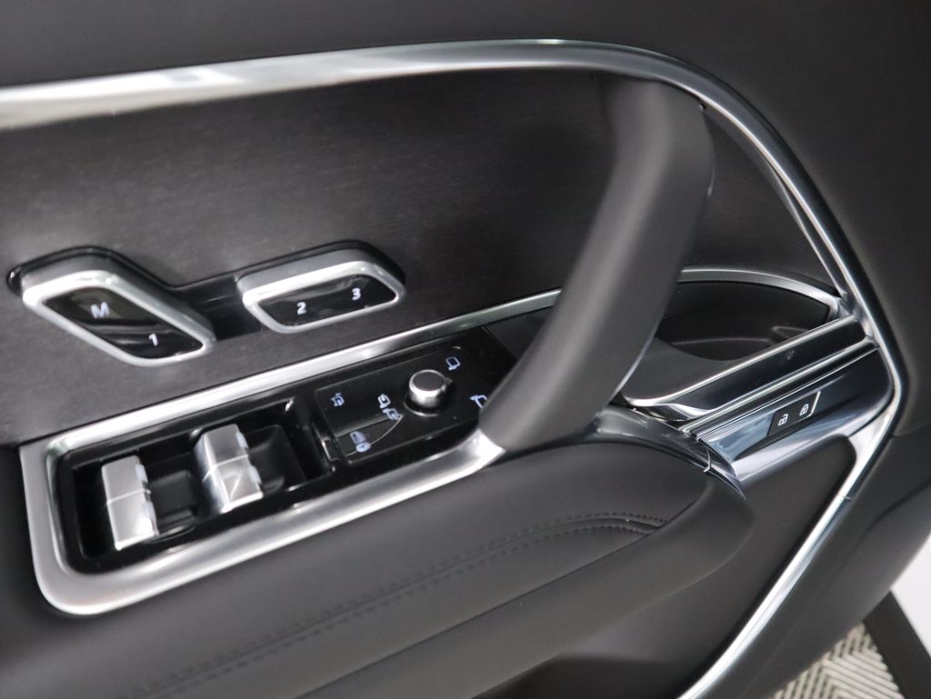 2025 Land Rover Range Rover SE photo 22