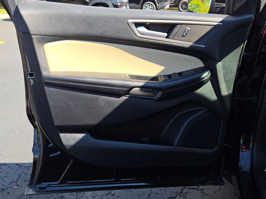 2022 Ford Edge SEL photo 20
