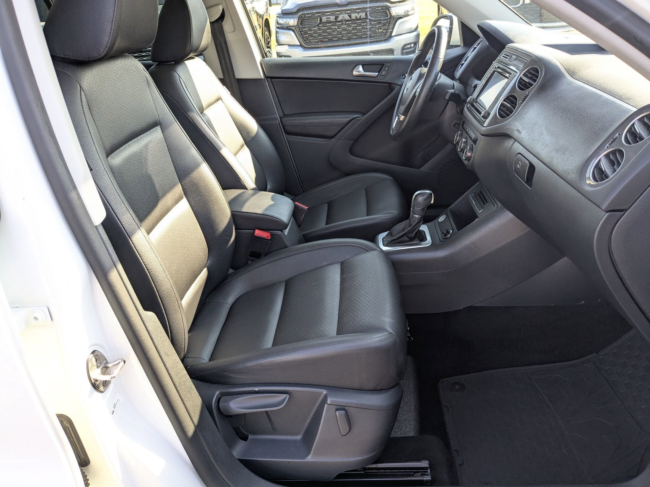 2017 Volkswagen Tiguan Wolfsburg Edition photo 37