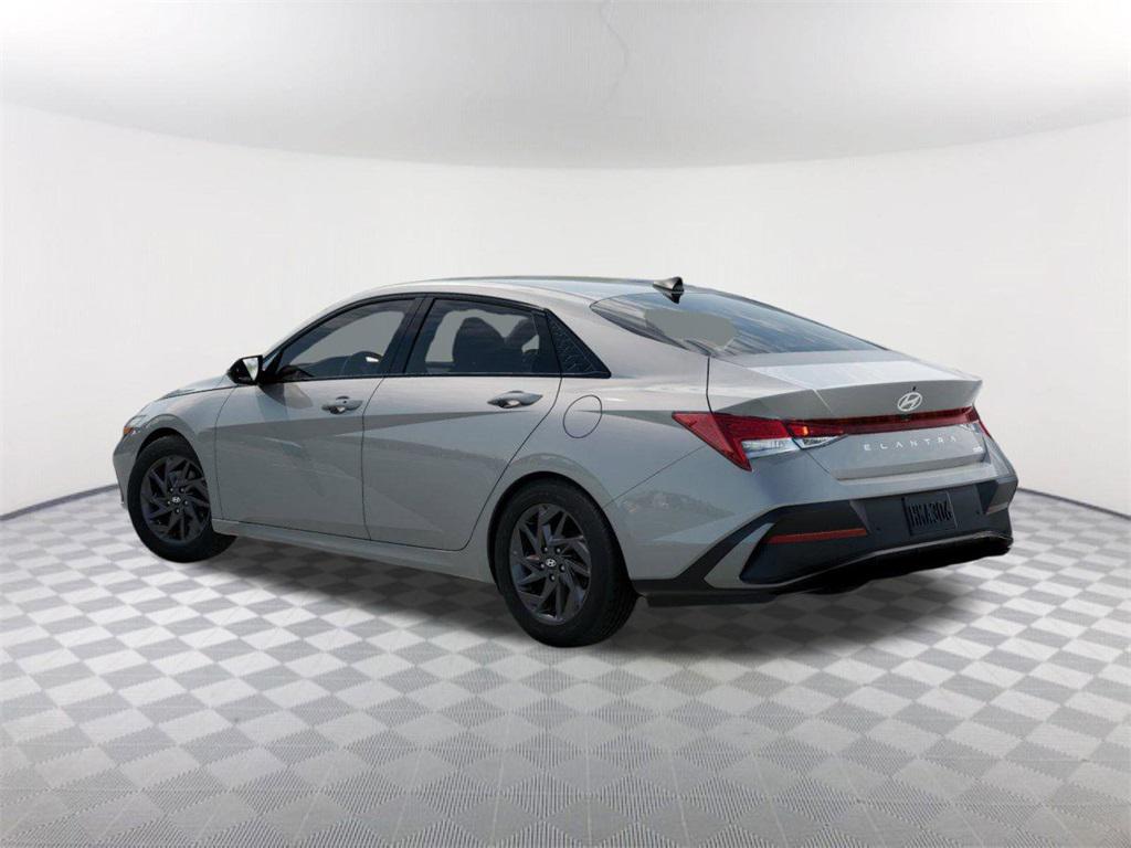 2025 Hyundai Elantra Hybrid Blue photo 3