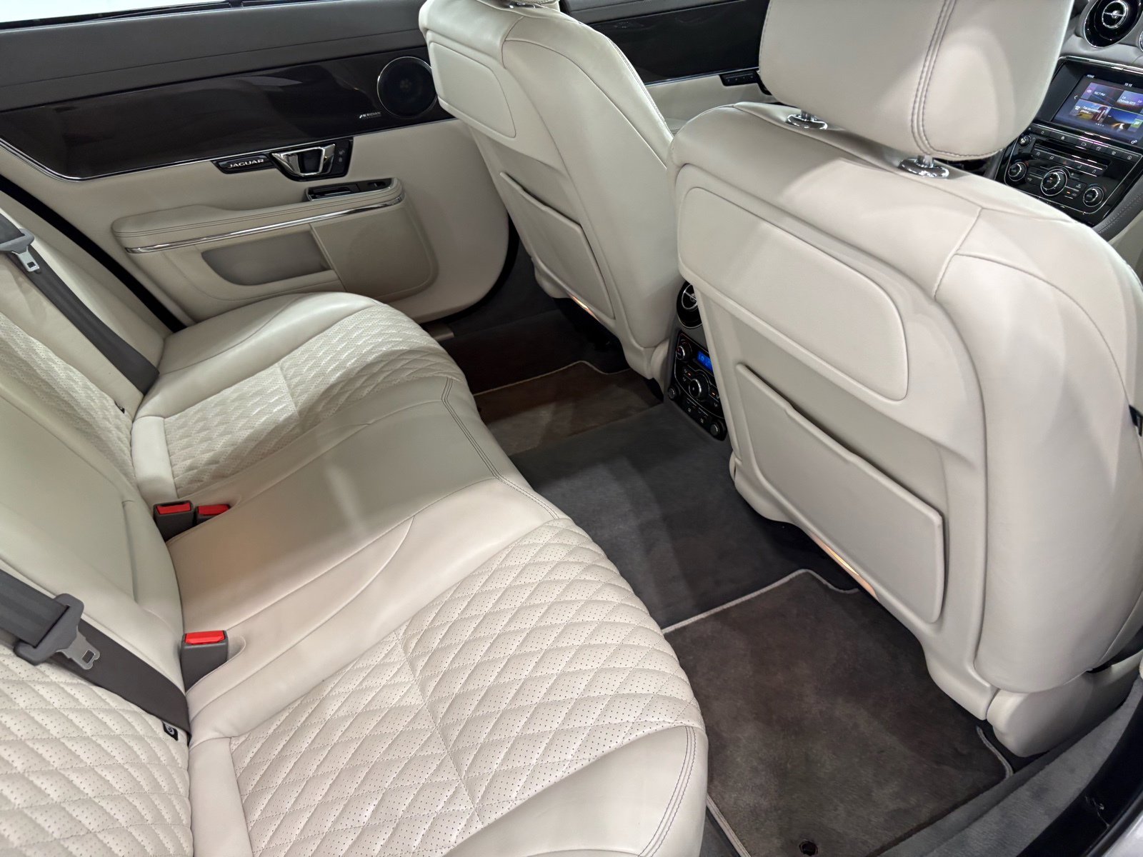 2017 Jaguar XJ L Supercharged photo 23