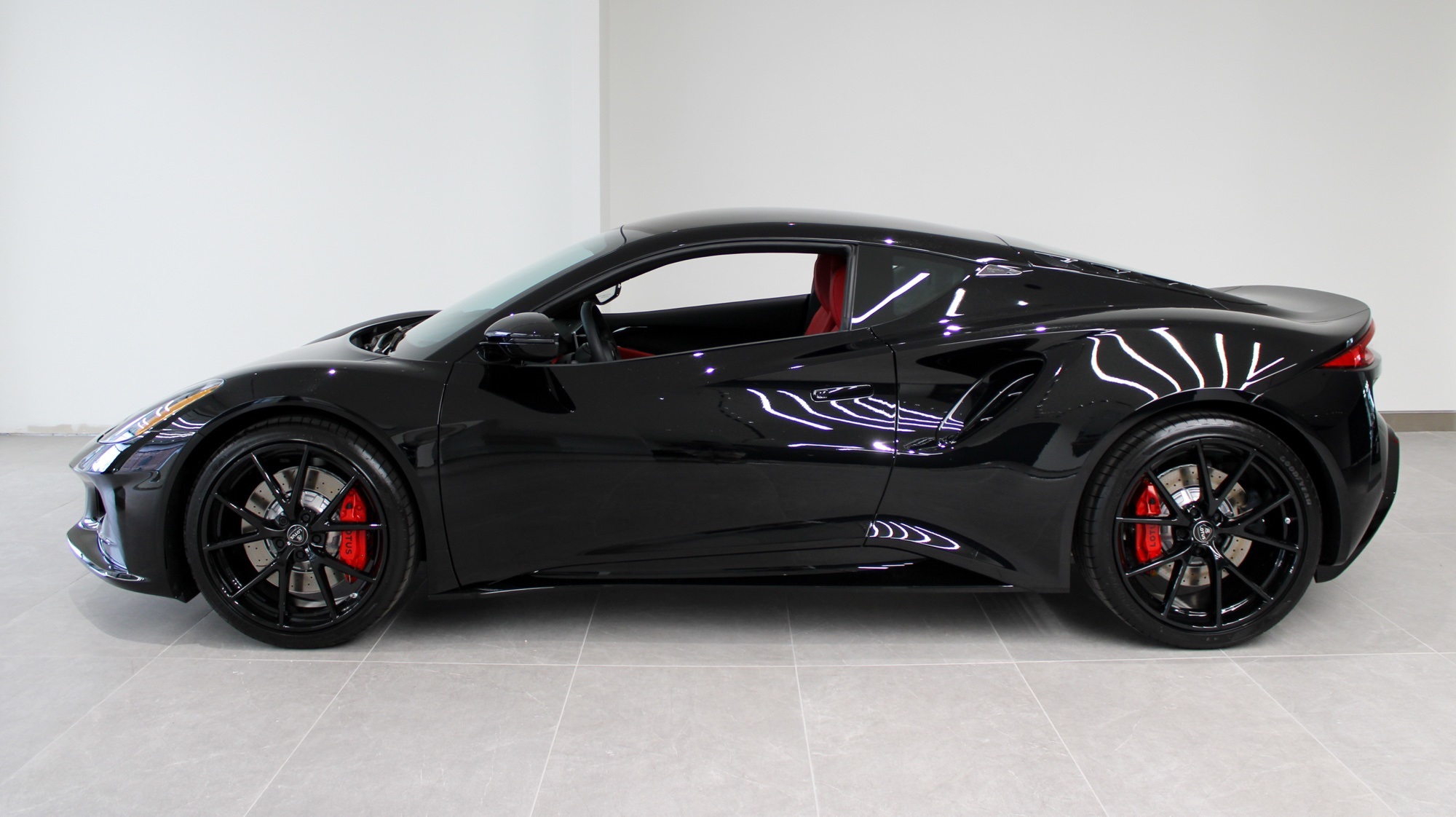 2025 Lotus Emira Base photo 2