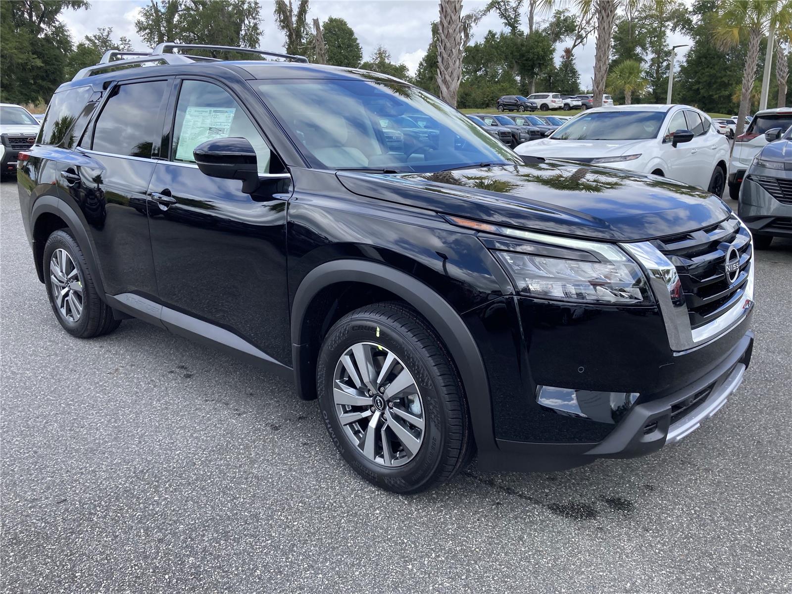 2025 Nissan Pathfinder SL photo 2