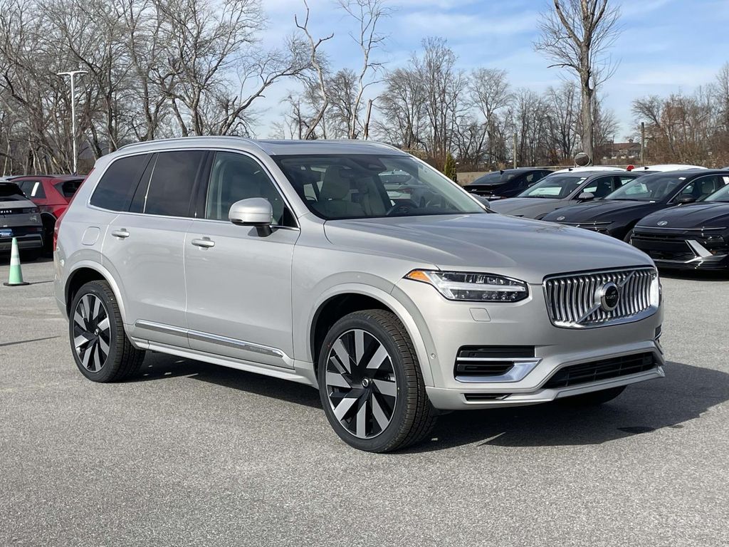 2023 Volvo XC90 Plus's photo