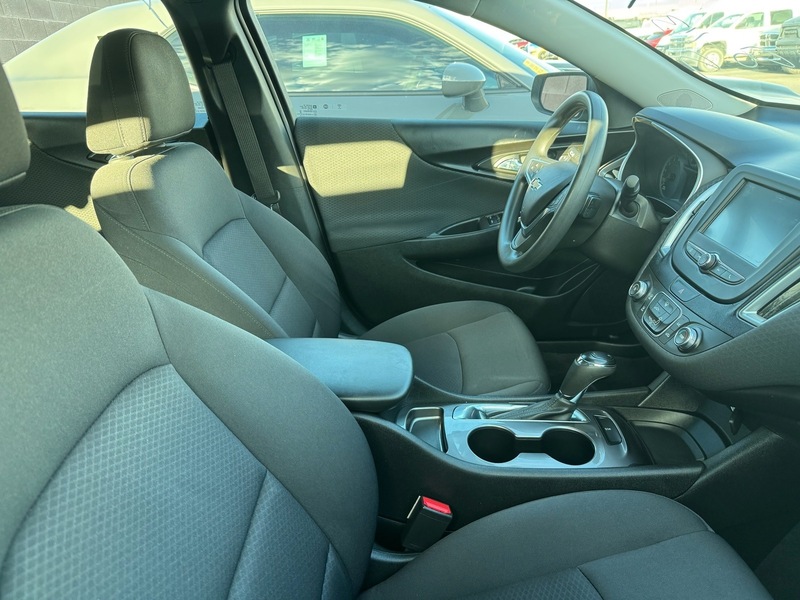 2018 Chevrolet Malibu LS photo 3
