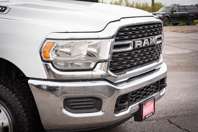 2024 Ram 3500 SLT photo 4