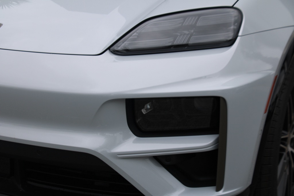 2025 Porsche Macan Electric Turbo photo 11